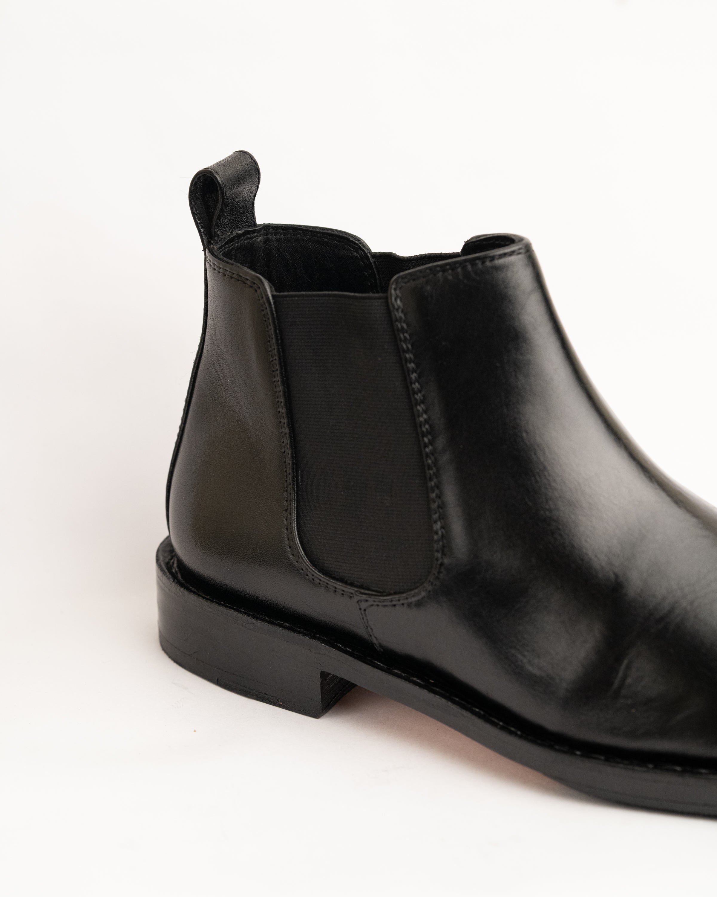Leo - Chelsea Boots // Black